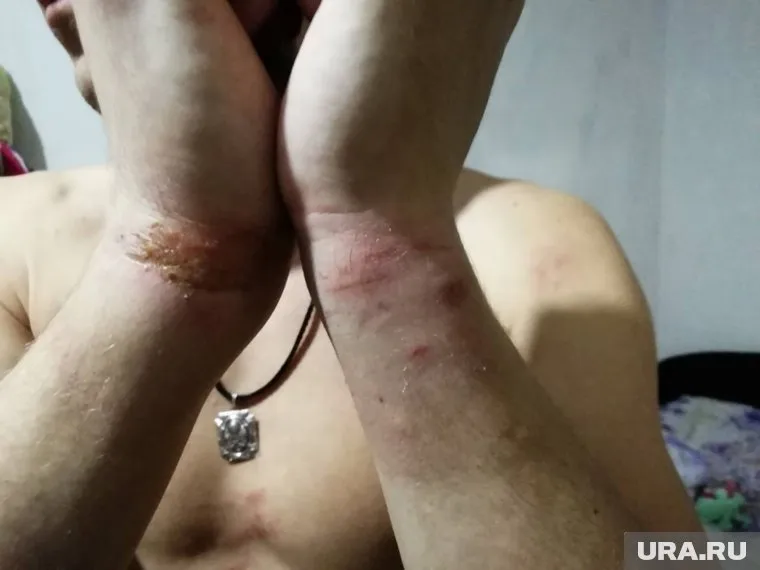 Мужчину в полиции долго держали в наручниках