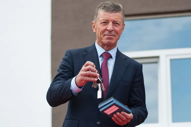 Рабочий визит заместителя председателя Правительства Российской Федерации в Дегтярск. Свердловская область, вручение ключей, козак дмитрий, ключи от квартир