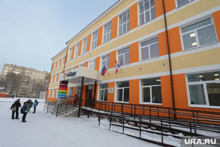 Сегодня подрядчик вышел на стройку, демонтирует полы, приступает к устройству новых