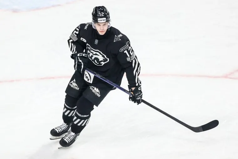 Контракт с хоккеистом продлили на год