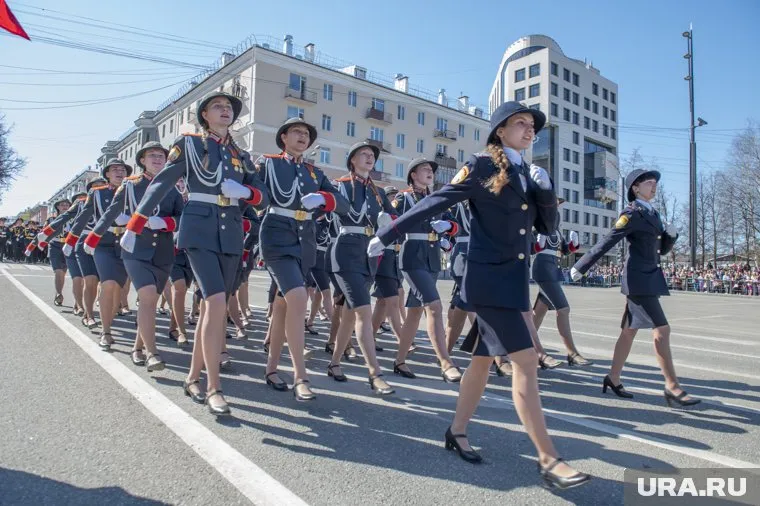 Девушка потеряла туфлю на параде (архивное фото)