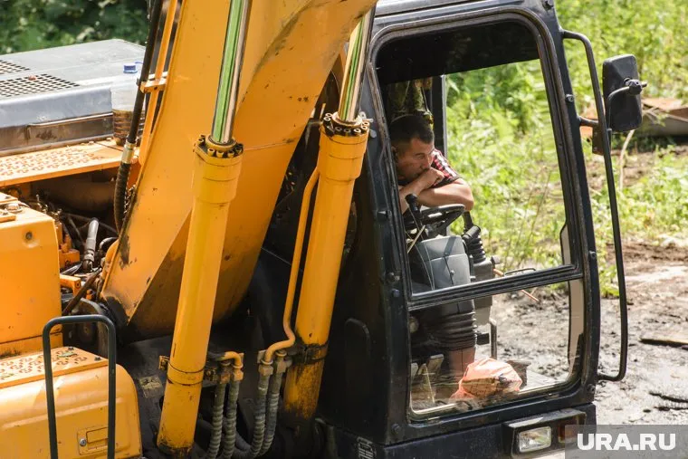 Трактор загорелся на обочине