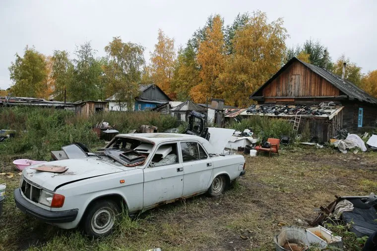 Балки - временное жилье построенное в советское время. Сургут, улица ленина, временное жилье, разруха, балок, автомобиль волга