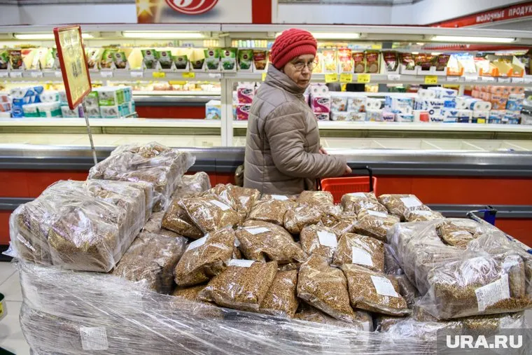 Власть обратилось к россиянам с просьбой прекратить сметать с полок магазинов гречку и сахар