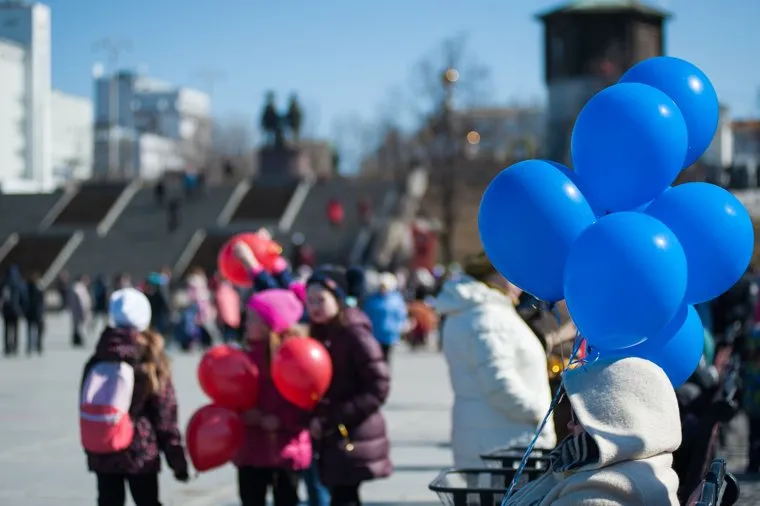 Ежегодная городская акция "12 апреля – 12 часов – 12 залпов ракет" в Историческом сквере. Екатеринбург
