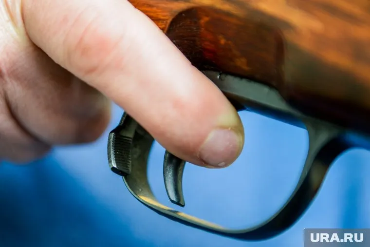 Курганец стрелял из травмата и карабина возле бара