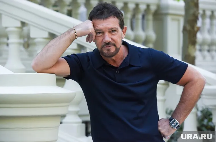 Бандерас заявил, что планирует научиться играть на сольфеджио