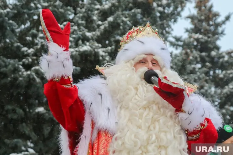 Представители избирательной комиссии приехали в резиденцию Деда Мороза с переносной урной для бюллетеней