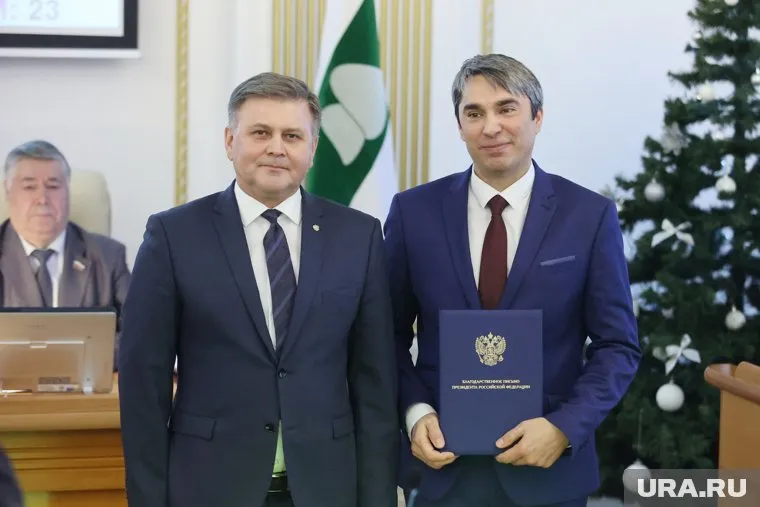 Награду получил депутат облдумы Евгений Кафеев (справа)