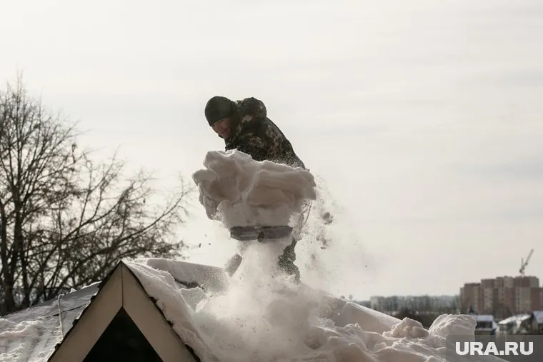 Несчастье произошло, когда молодой человек чистил крышу