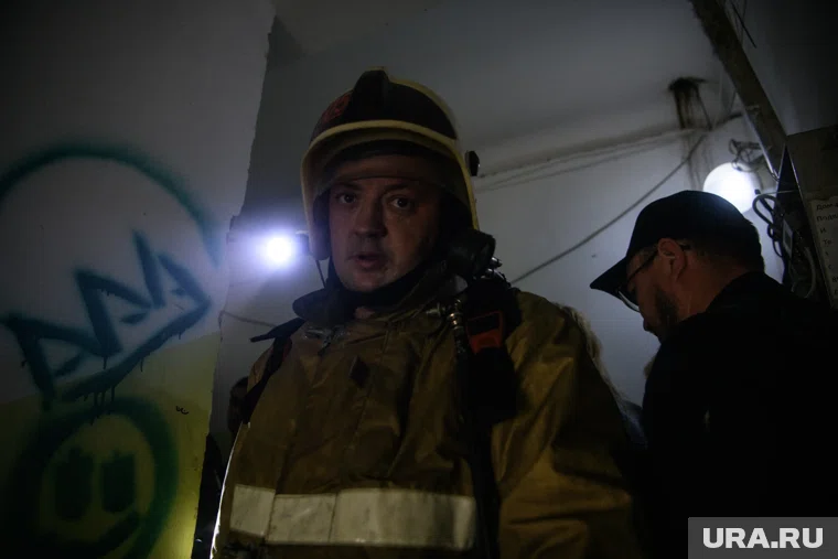 На месте возгорания работали три машины и 12 пожарных