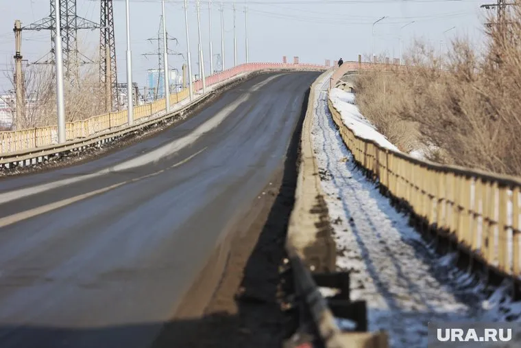 Местные жители заметили, что на некоторых мостах с тротуаров не убирают снег