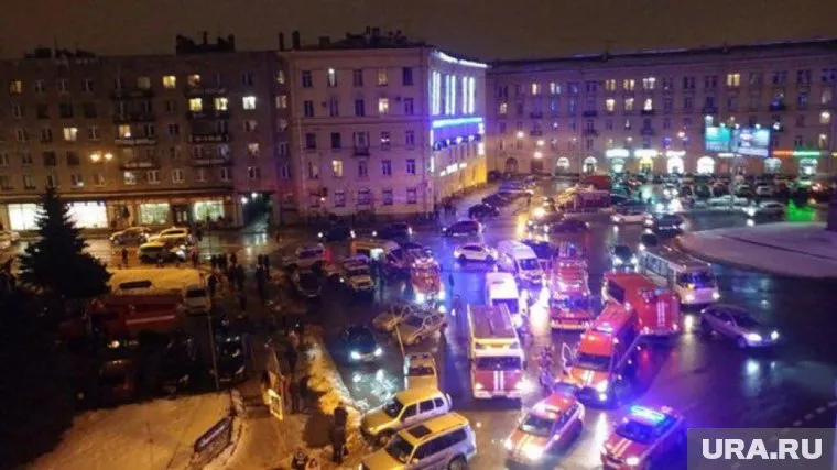 На место выехали 50 сотрудников МЧС, взрывотехники и полиция