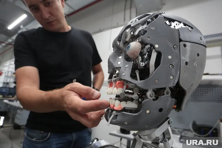 Ранее Джон Генри управлял Boeing и разговаривал голосом умершего человека