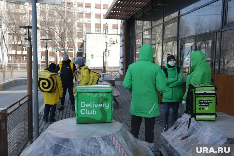 Россиянам предлагают купить костюмы курьеров по доставке еды