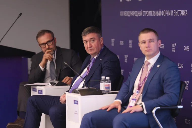Тимур Уфимцев (на фото в центре) охарактеризовал текущую ситуацию как «третий год жизни в ножницах»