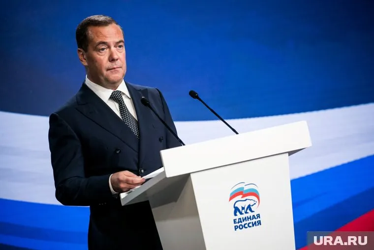 Дмитрий Медведев поблагодарил за слаженную работу членов избиркомов и волонтеров