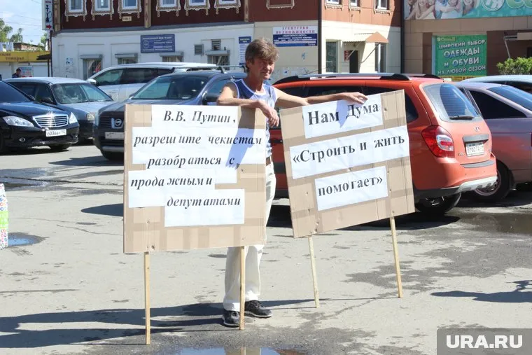 Люди требовали от местных депутатов принять меры и уже наконец-то помочь им въехать в собственные квартиры