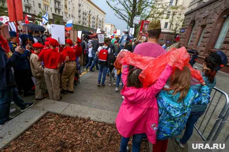 По мнению драматурга Алексея Житковского, «самая жесть — это маршировки»