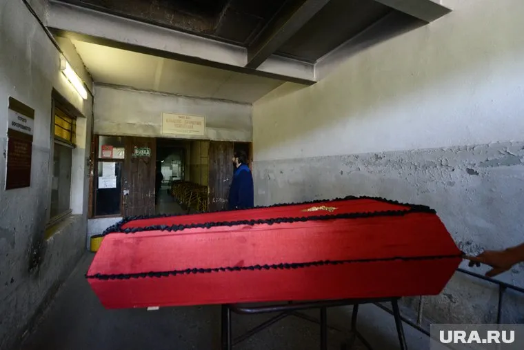 Только после акции с гробом у здания правительства власти начали разбираться с криминальным бизнесом могильщиков