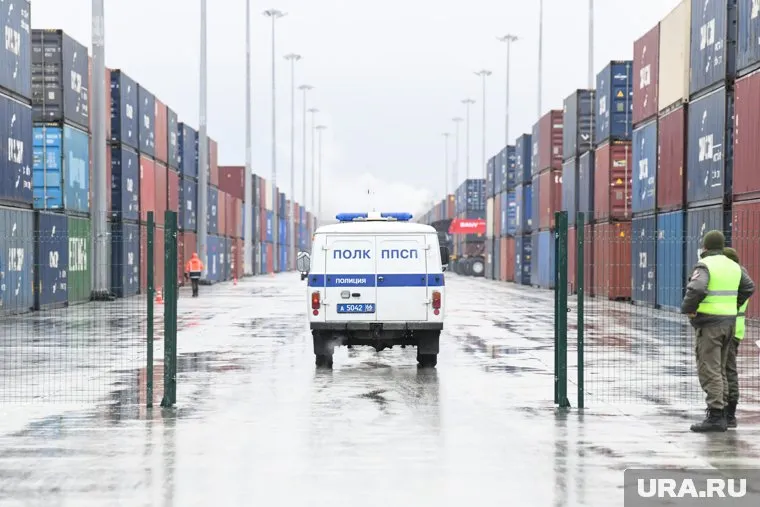 Сотрудники полиции провели проверку мигрантов на складе Ozon