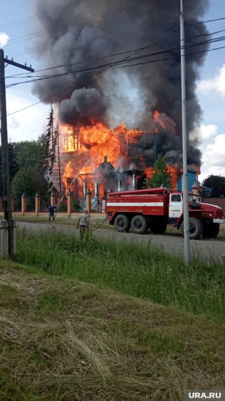 Пожар локализовали за полчаса, но спасти храм не удалось