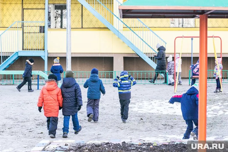 Дети чаще контактируют со сверстниками и взрослыми