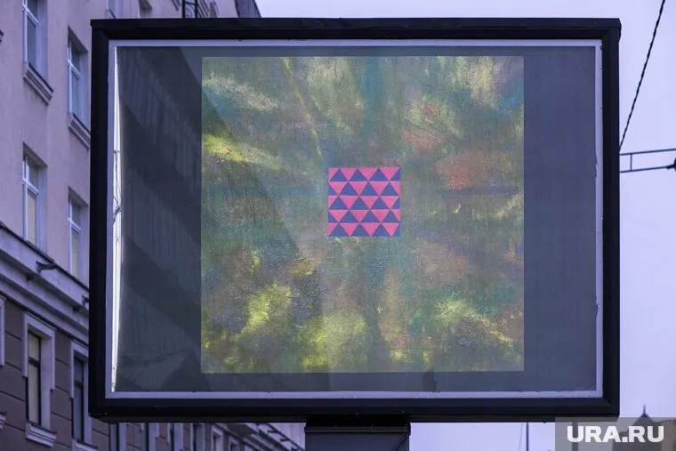 Горожанка считает, что ей мешают лучи информационного щита, которые якобы проходят сквозь стены