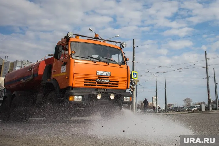 Поливочная машина повеселила жителей Серова