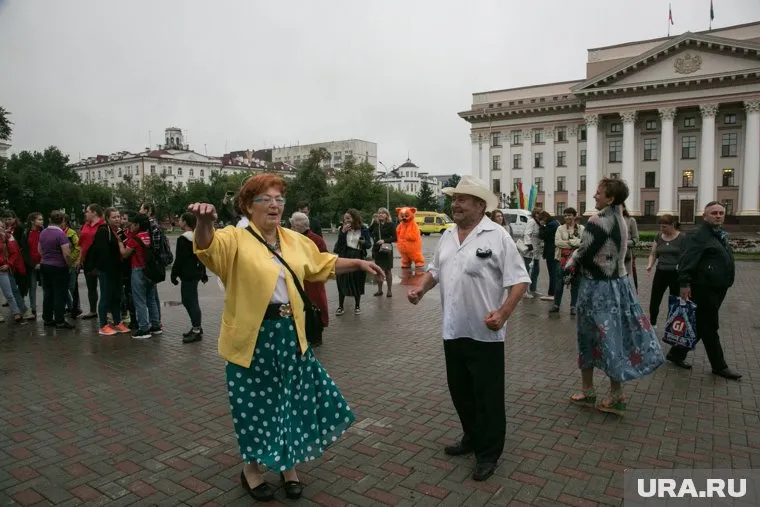 Танцы пенсионеров, по мнению местных жителей, мешают им отдыхать послек работы