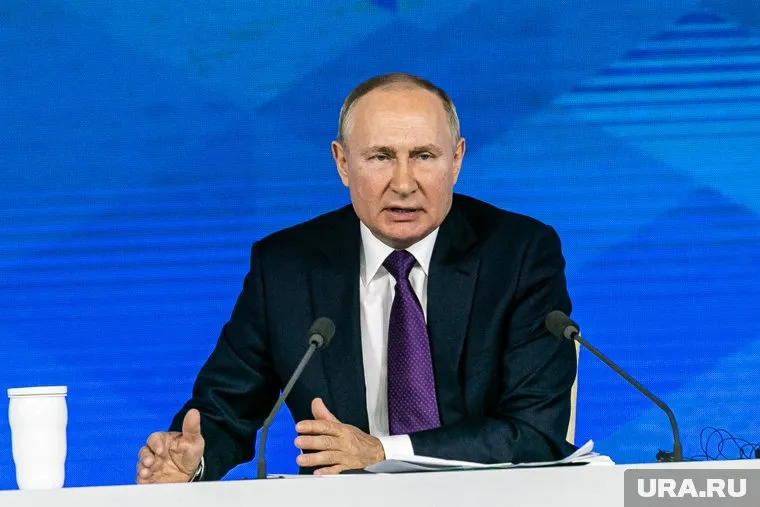 О своем намерении Владимир Путин сообщил в ходе телефонных переговоров с Шольцем и Макроном