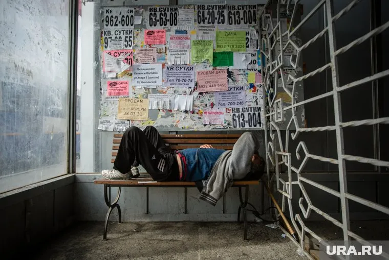 В ЯНАО часто идут дожди, и закрытая остановка — это место, где можно ждать автобус, прячась от непогоды