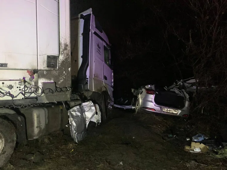 Водитель кроссовера при обгоне столкнулся с грузовиком