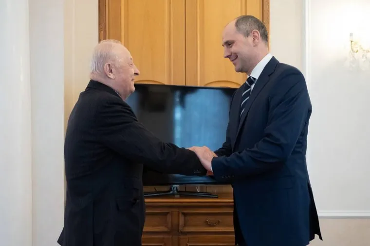 Эдуард Россель говорил Паслеру - экс-губернатору Оренбуржья, что тот еще вернется в регион