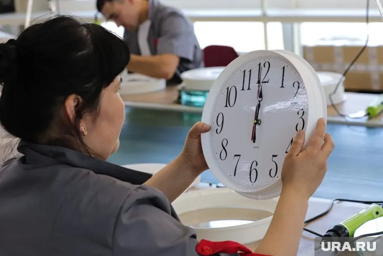 Ранее часы в России переводили ради экономии электроэнергии, напомнил Федот Тумусов