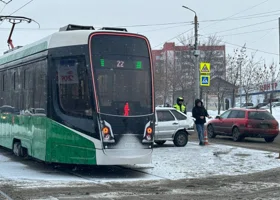 В Екатеринбурге две машины заблокировали трамвайные пути