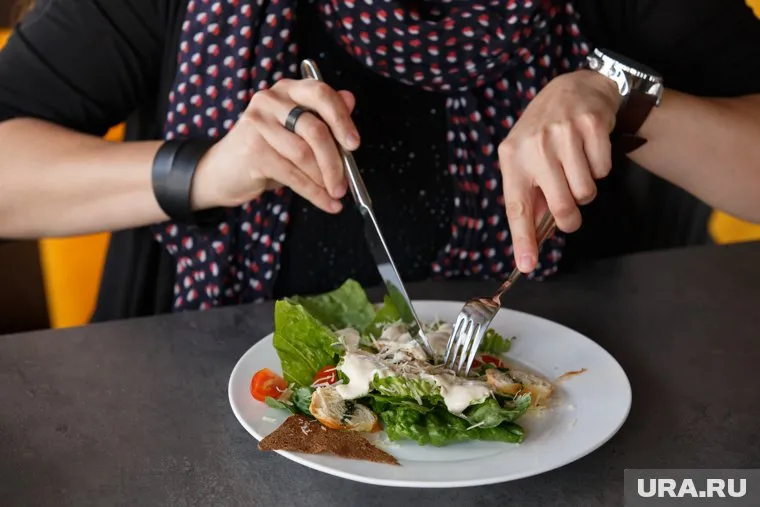 Ноябрянка возмутилась, что ей привезли салат «Цезарь с креветками» без креветок