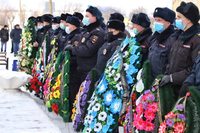Похороны погибшего полицейского Михалева Дениса в поселке Мишкино. Курган