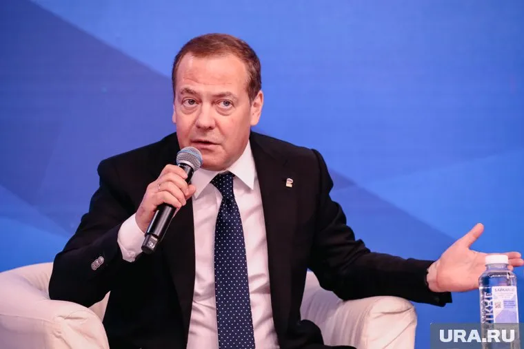 Украинскому лидеру Владимиру Зеленскому необходимо продолжать конфликт с РФ для сохранения власти, заявил зампред Совбеза Дмитрий Медведев