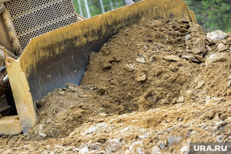 Засыпанный канал расчищает техника