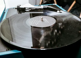 Путину подарили пластинку с калмыцким электропанком