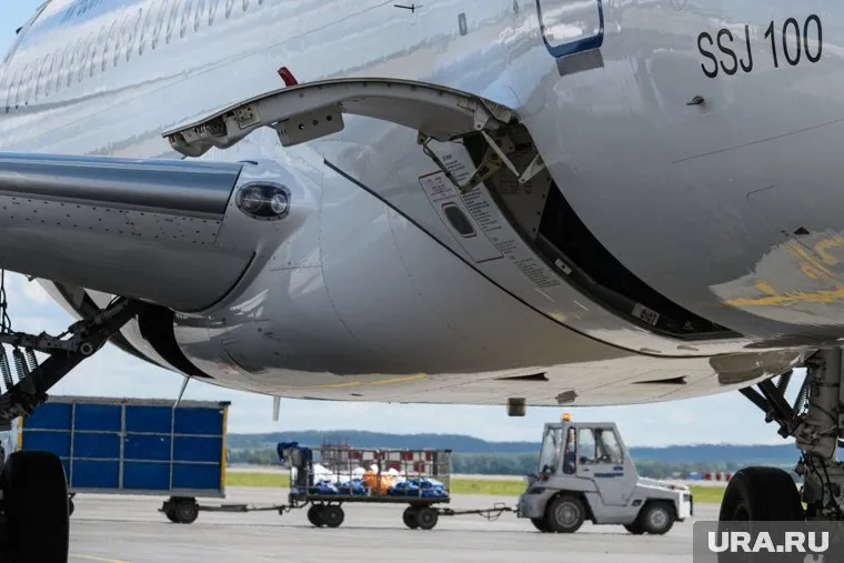 Сертификата, по мнению эксперта, самолет нужно лишить из-за неисправных аварийных трапов