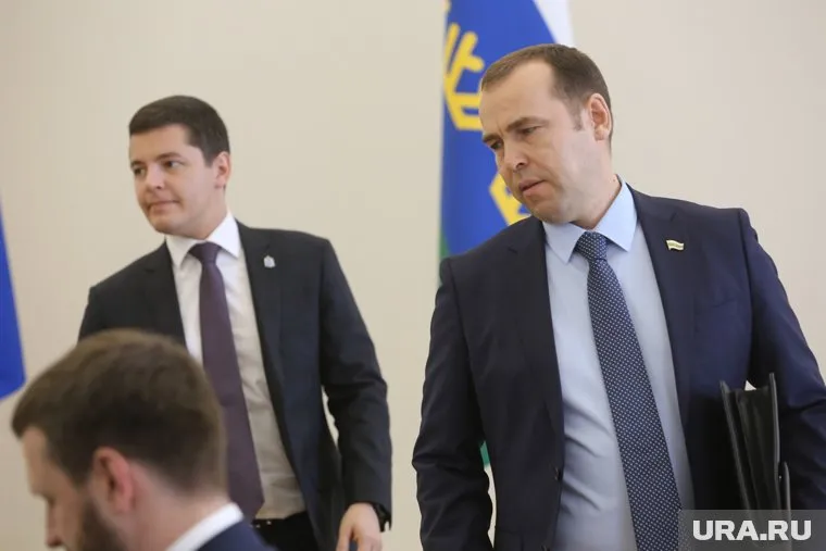 Вадим Шумков (справа) и Дмитрий Артюхов (слева) подписали соглашение о сотрудничестве между регионами (архивное фото)