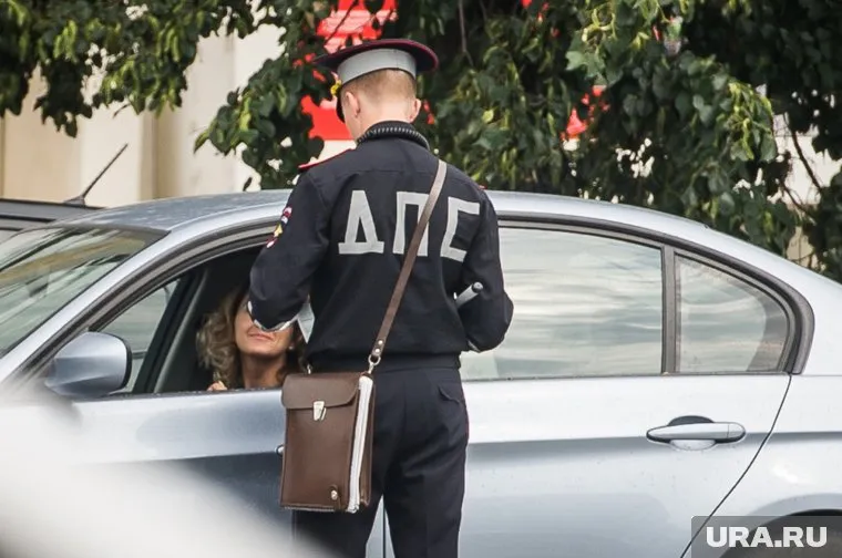 Автомобиль остановили сотрудники ГИБДД