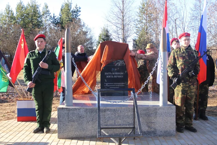 Монумент носит название «Быть воином — жить вечно»