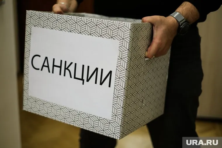 Санкции Запада могут коснуться торговых и банковских институтов, работающих с экспортерами и импортерами РФ, считает Александр Шохин