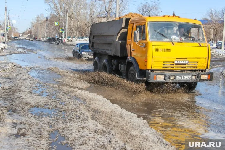 Вдоль участка трассы Тюмень — Ишим — Омск идет отсыпка гидротехнических сооружений