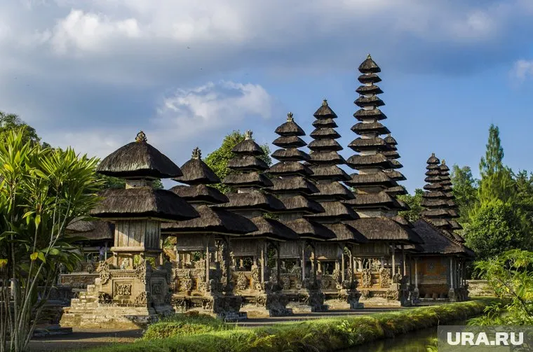 Близ Бали затонул паром