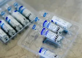 В Роспотребнадзоре отказались из-за мутаций COVID менять вакцины