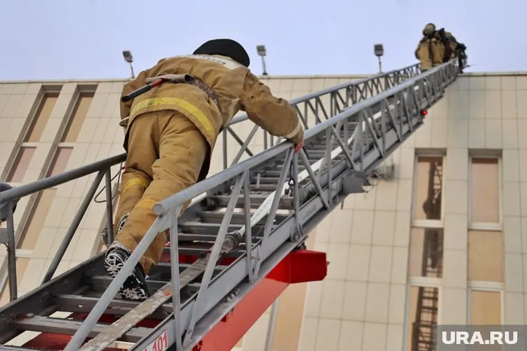 Спасатели МЧС продолжают работать на месте ЧП